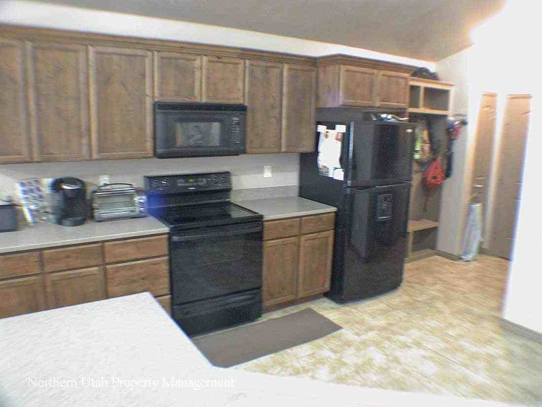 1001 W 3000 N - Photo 2 of 28