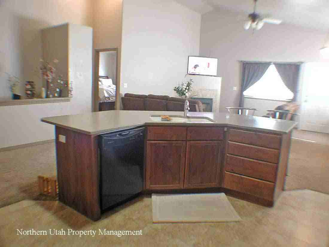 1001 W 3000 N - Photo 3 of 28