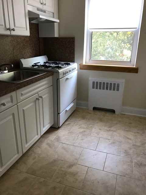496 Howard Ave #1B - Photo 3 of 21