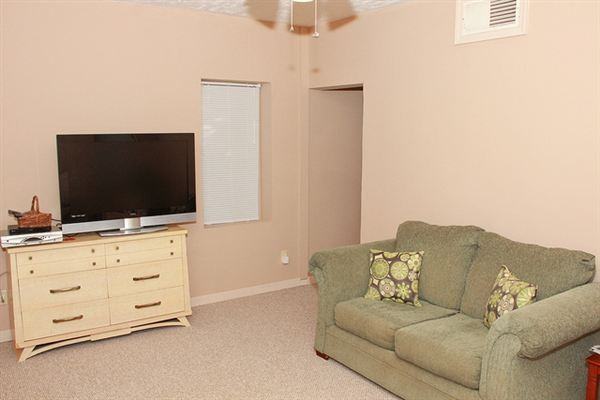 325 S Union St - Photo 2 of 10