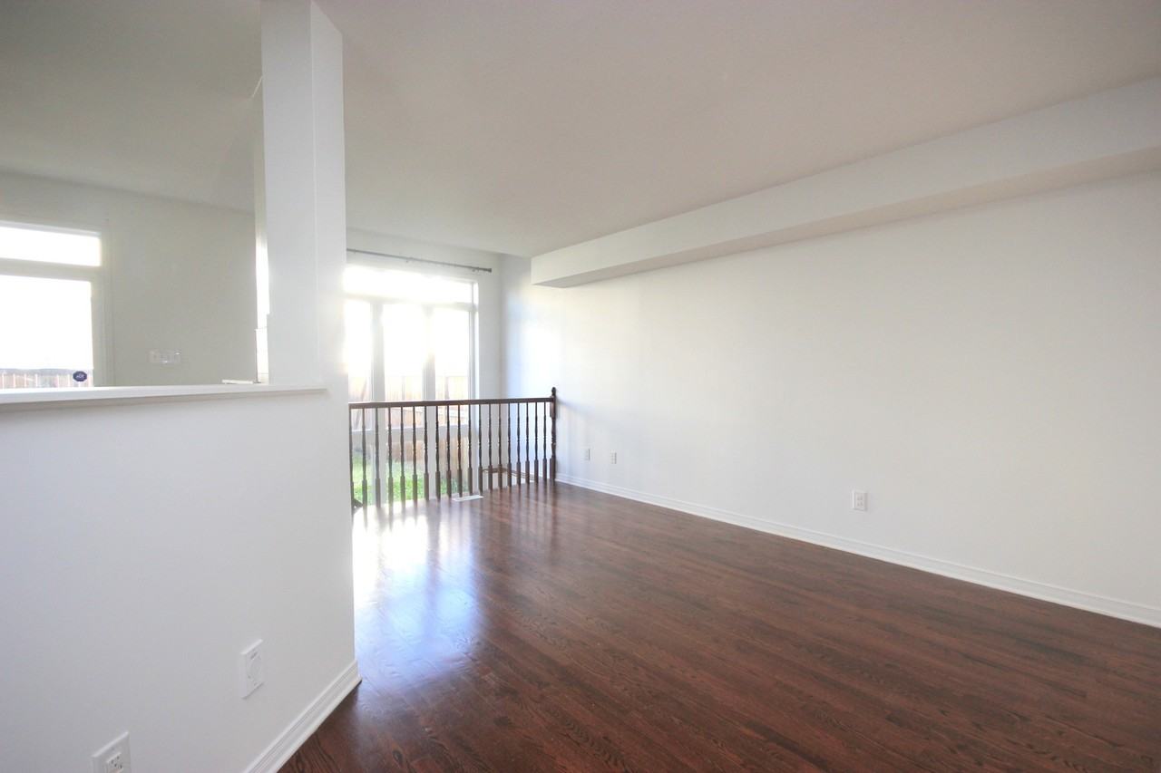 203 Rolling Meadow Crescent - Photo 3 of 12