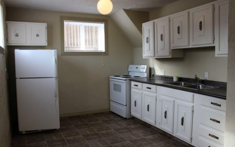 1735 2 St E - Photo 2 of 7