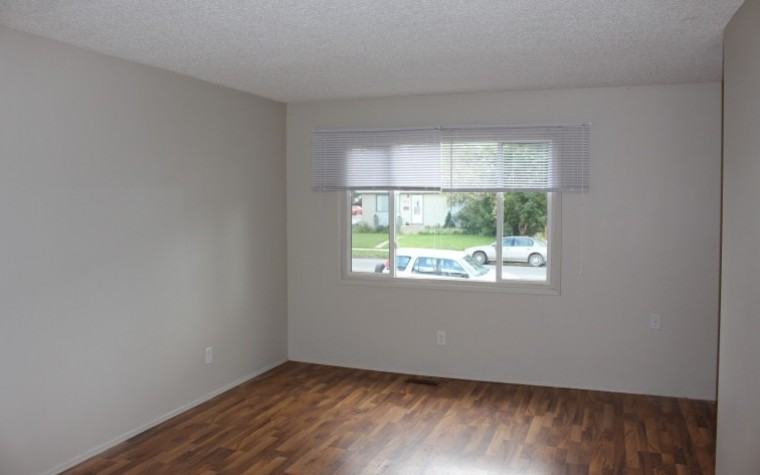 2404 33rd Street West - Photo 2 of 12