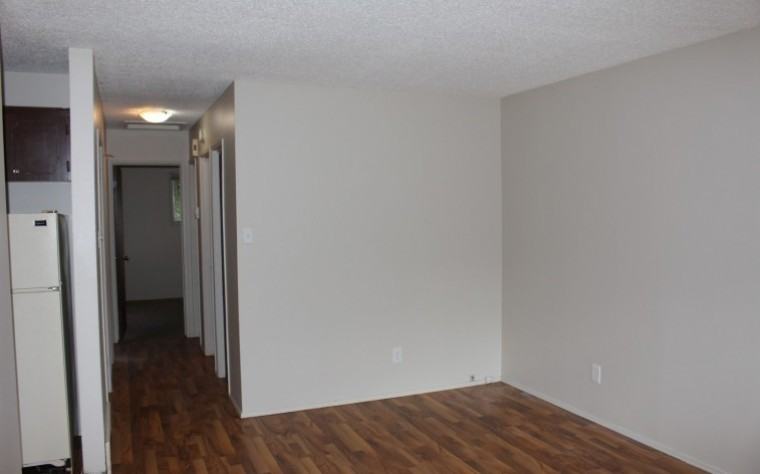 2404 33rd Street West - Photo 3 of 12