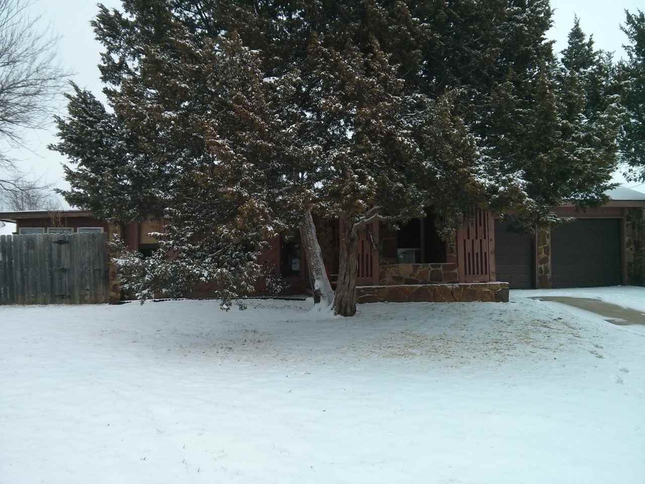 9028 N Shannon Ave - Photo 2 of 16