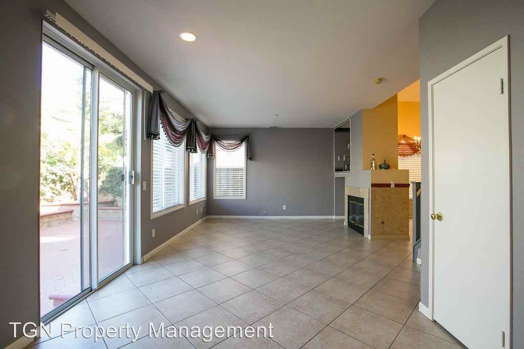 553 Robins Pl - Photo 2 of 13