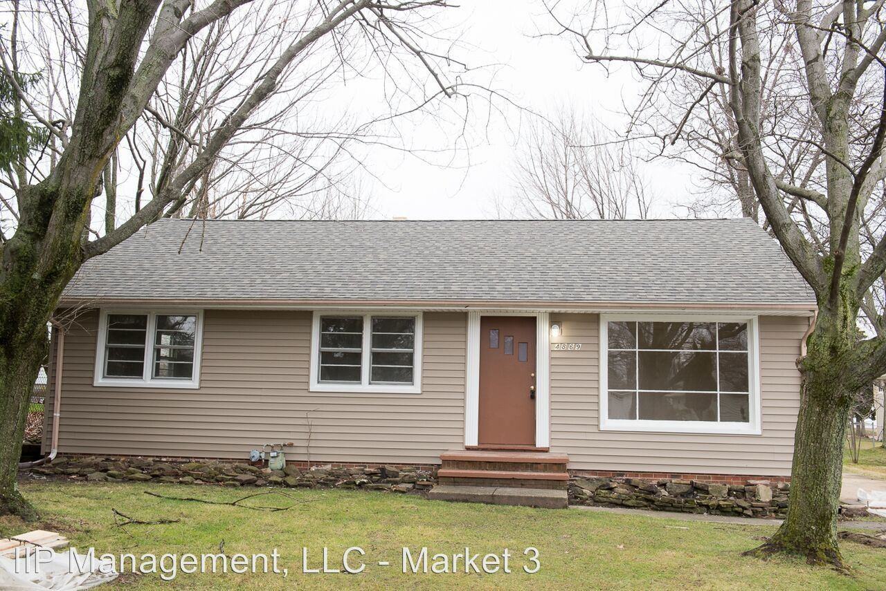 4869 N Randall Dr - Photo 2 of 14