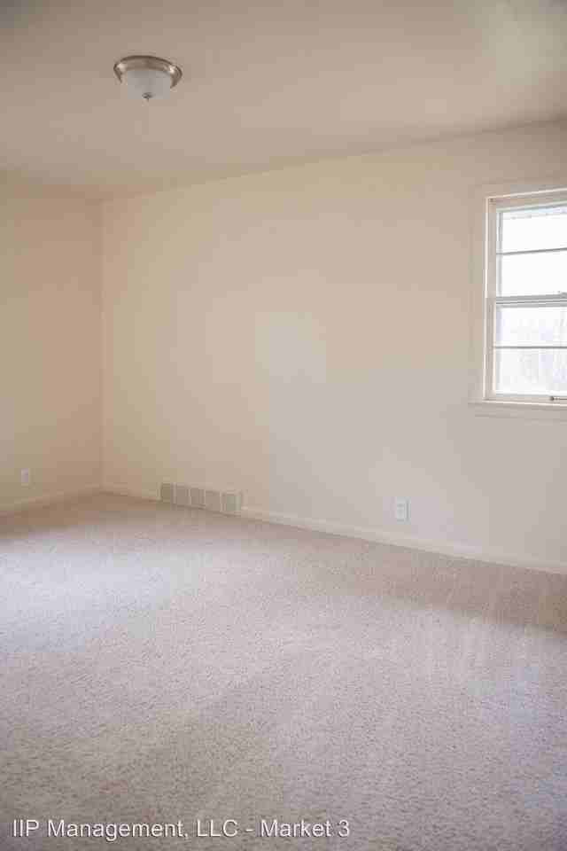 4869 N Randall Dr - Photo 3 of 14