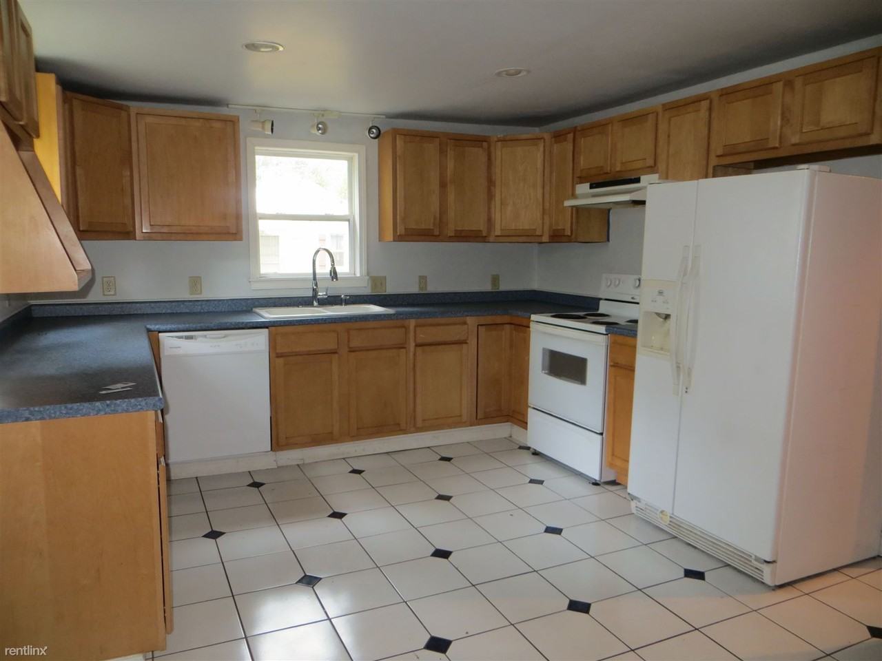 206 Pleasant St - Photo 3 of 19