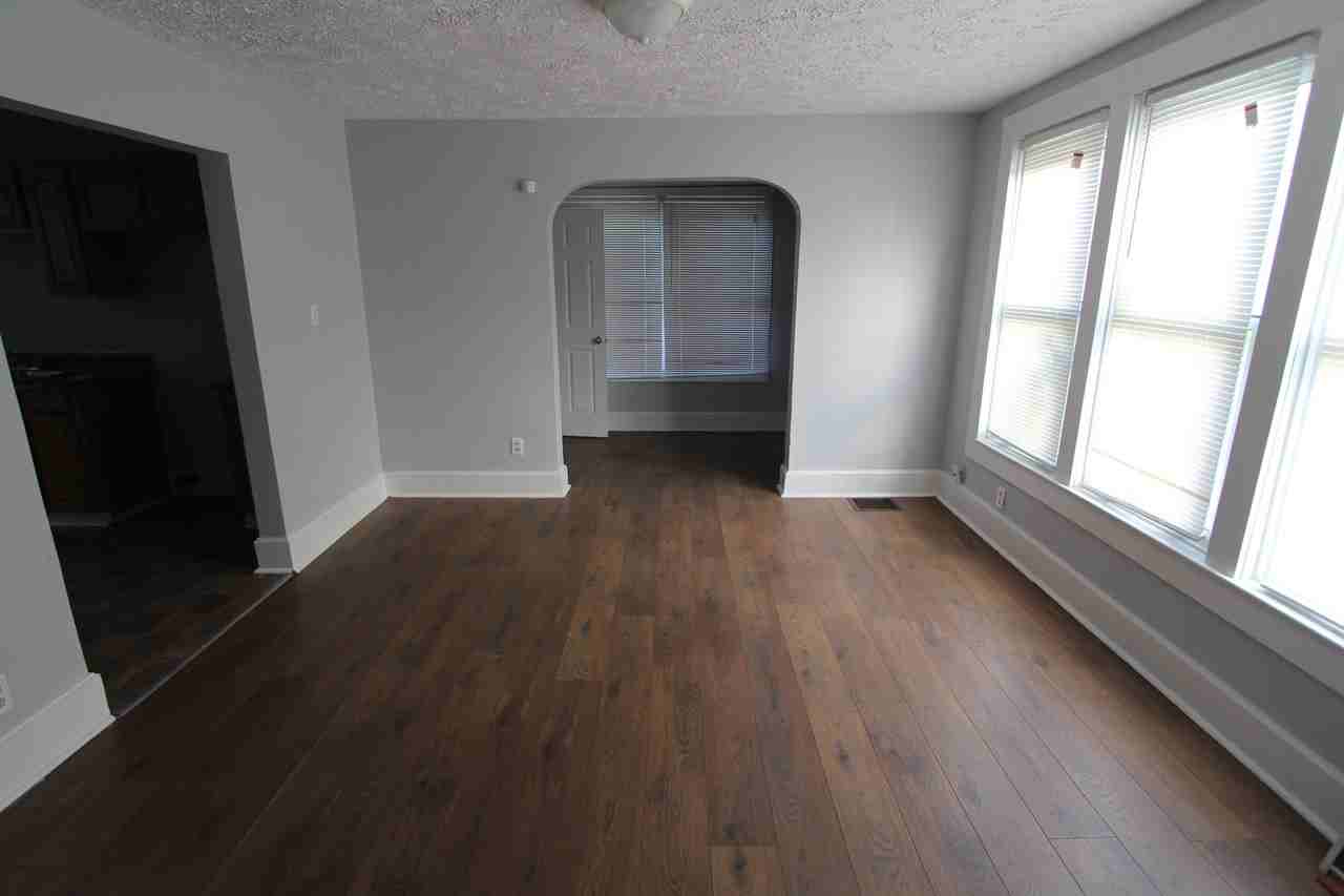 976 Carpenter St - Photo 2 of 9