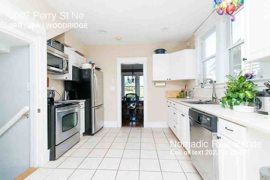 2007 Perry St NE - Photo 3 of 27