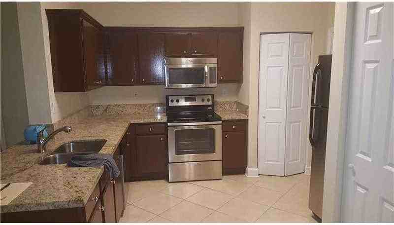 2121 SW 102nd Ave - Photo 2 of 6