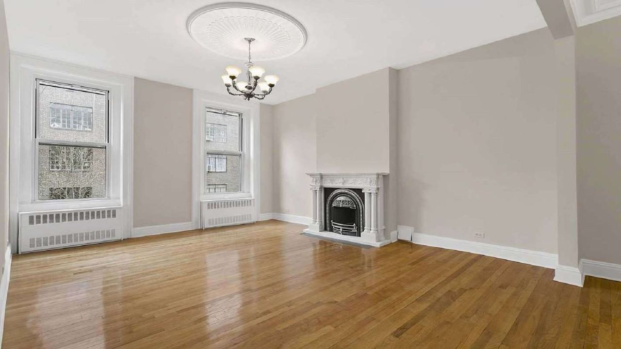 8th Ave & W 22nd St #2 R