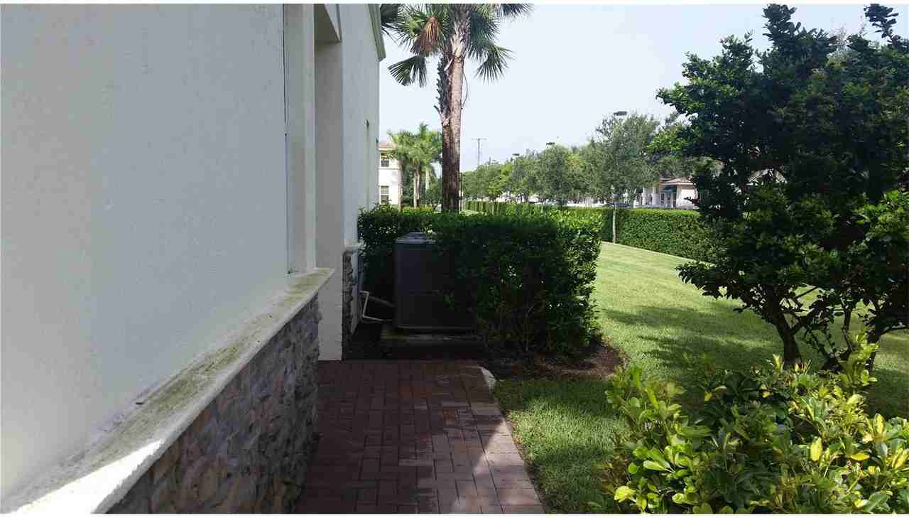 5223 SW 77th Way - Photo 2 of 8