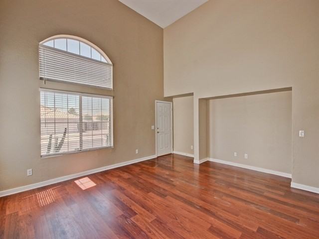 10912 Hayward Ave - Photo 2 of 13