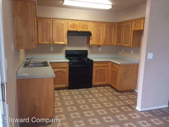 1610 Lilac Ct - Photo 3 of 9