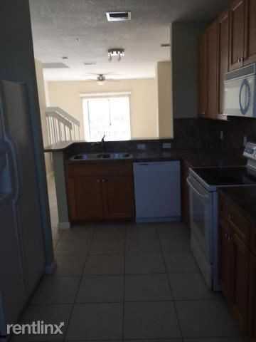 1710 NE 6th St - Photo 3 of 7