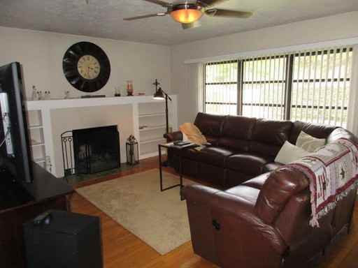 2804 Oak Ln - Photo 2 of 16