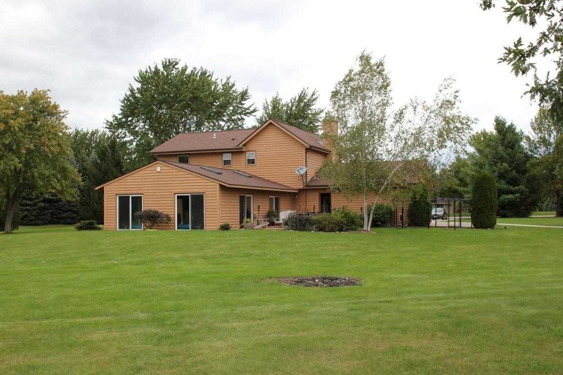 N77W28745 Appaloosa Ln - Photo 2 of 23