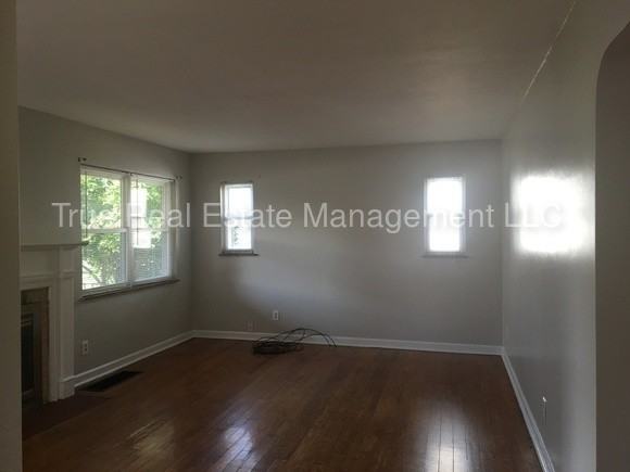 7862 Seward Ave - Photo 2 of 13