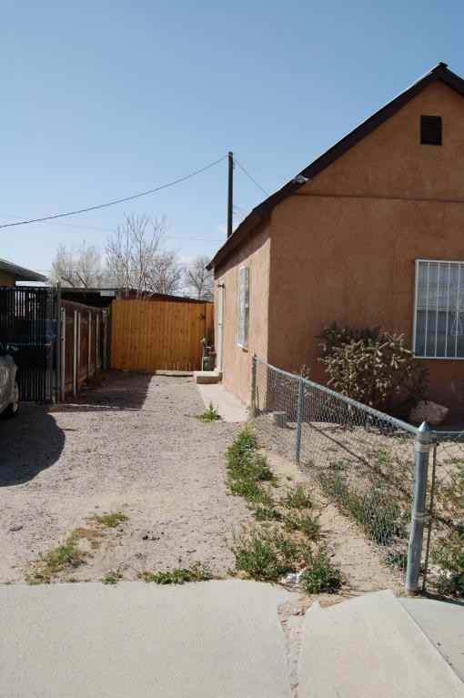 1609 John St SE - Photo 2 of 19