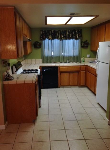 985 Davis Ave - Photo 2 of 11
