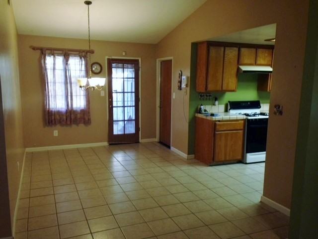 985 Davis Ave - Photo 3 of 11