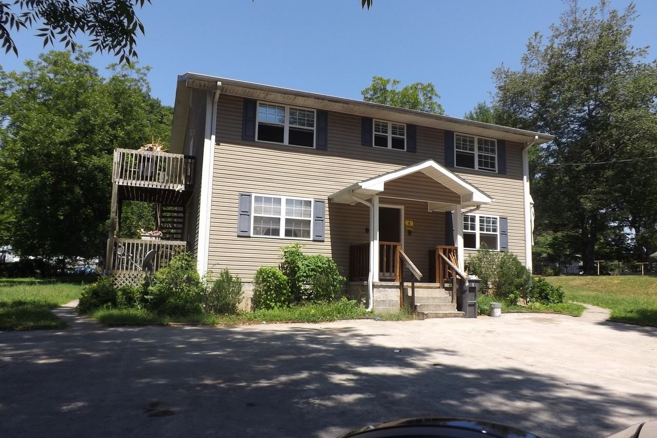 402 Hall Street - Photo 2 of 15