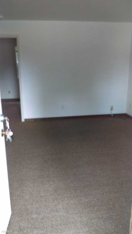 803 E Oak St - Photo 3 of 7