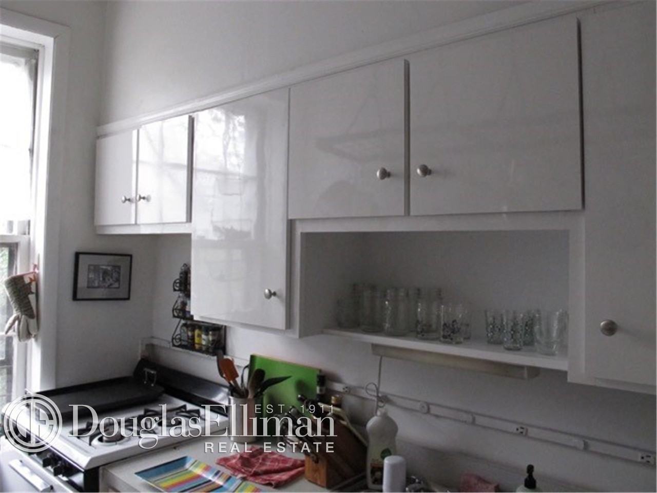 136 Kane St UPPERDPLX - Photo 2 of 4