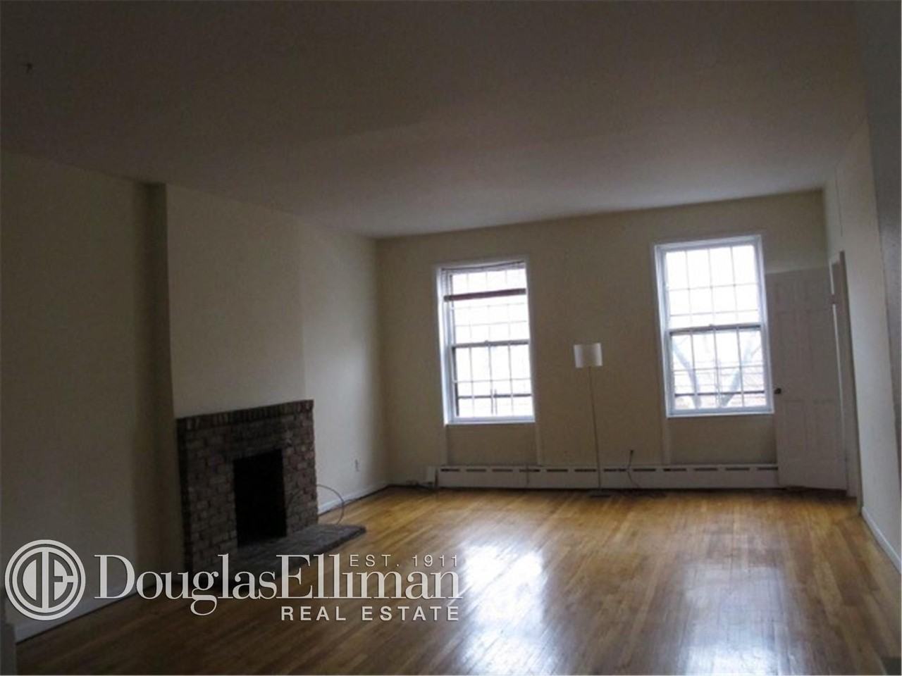 136 Kane St UPPERDPLX - Photo 3 of 4