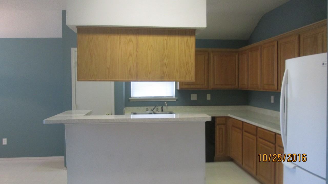 1016 Doreen St - Photo 3 of 10