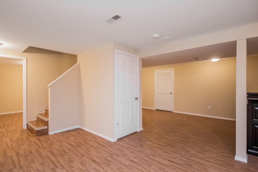 370 Lakeview Dr - Photo 3 of 15