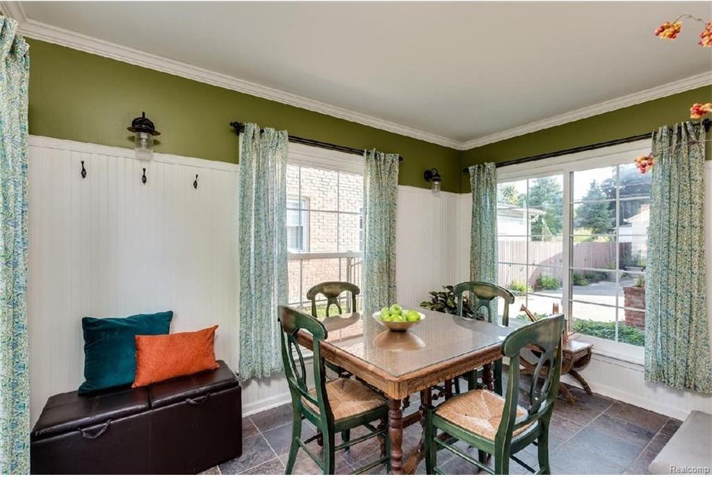 430 Colonial Ct - Photo 3 of 31