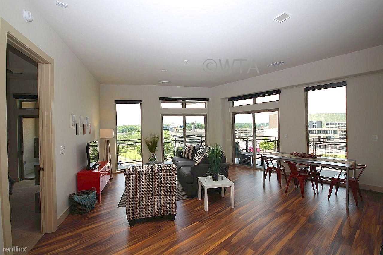 422 W Riverside Dr - Photo 2 of 10