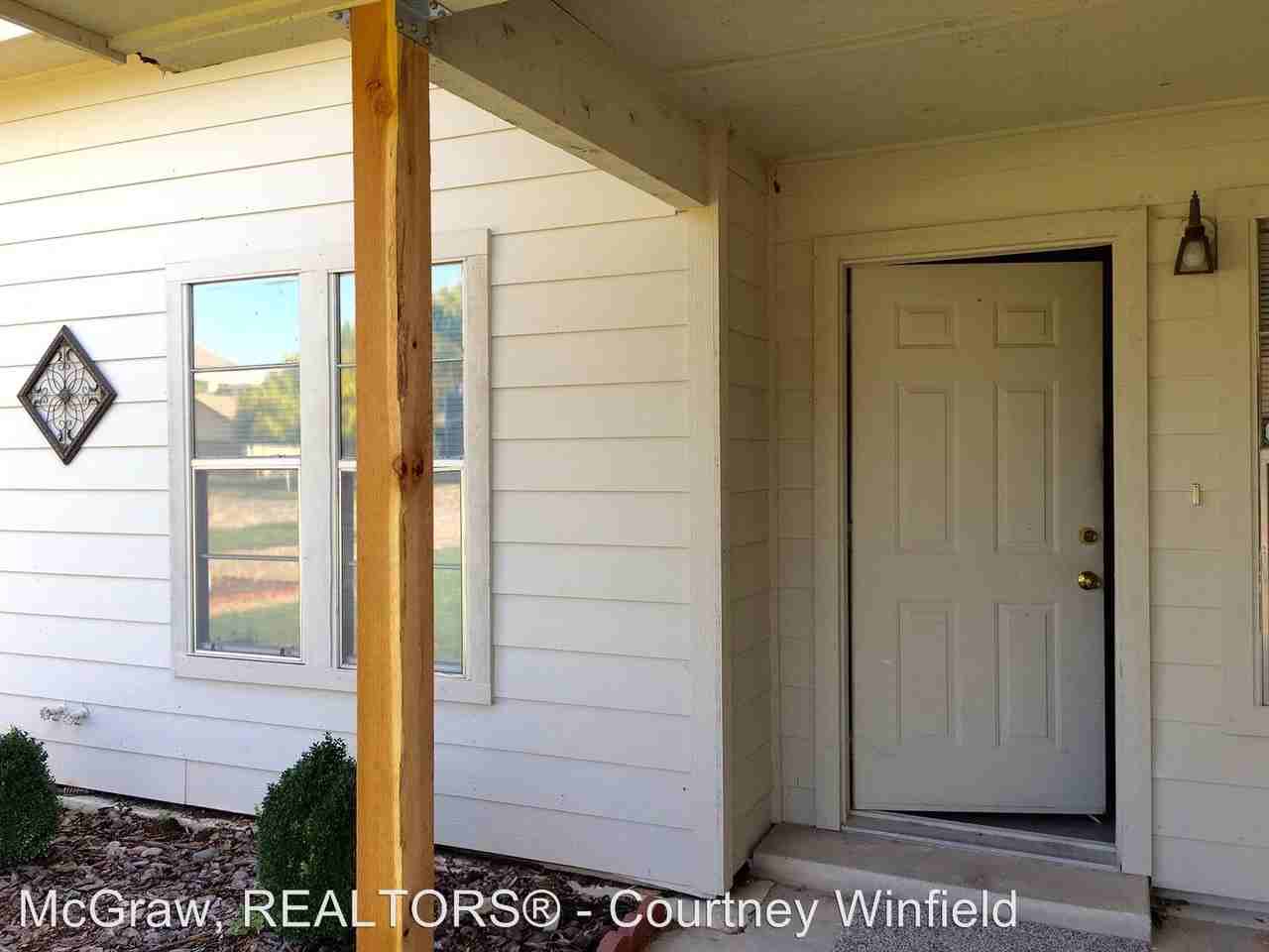1611 N Hickory Ave - Photo 3 of 30