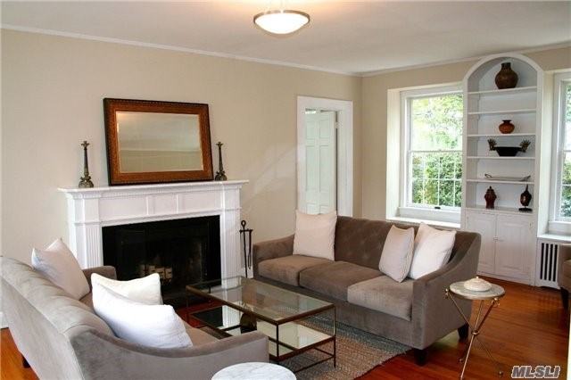 173 Manhasset Woods Rd - Photo 2 of 9