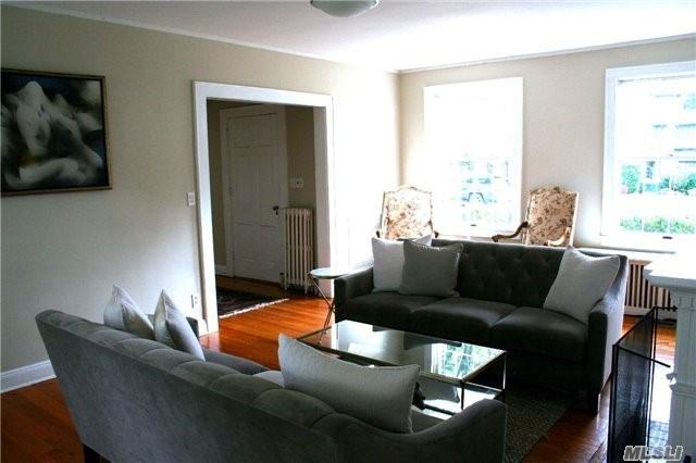 173 Manhasset Woods Rd - Photo 3 of 9