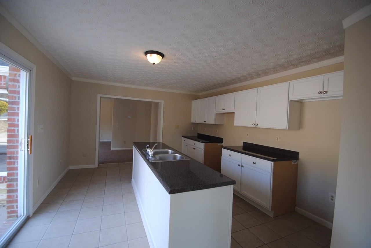 3260 Russell St - Photo 3 of 5