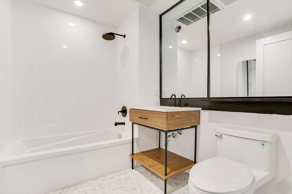 16-80 Madison Street 217 - Photo 3 of 9