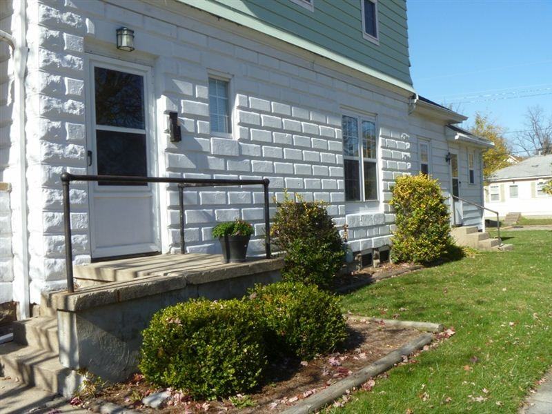 802 W 1st St - Photo 3 of 6