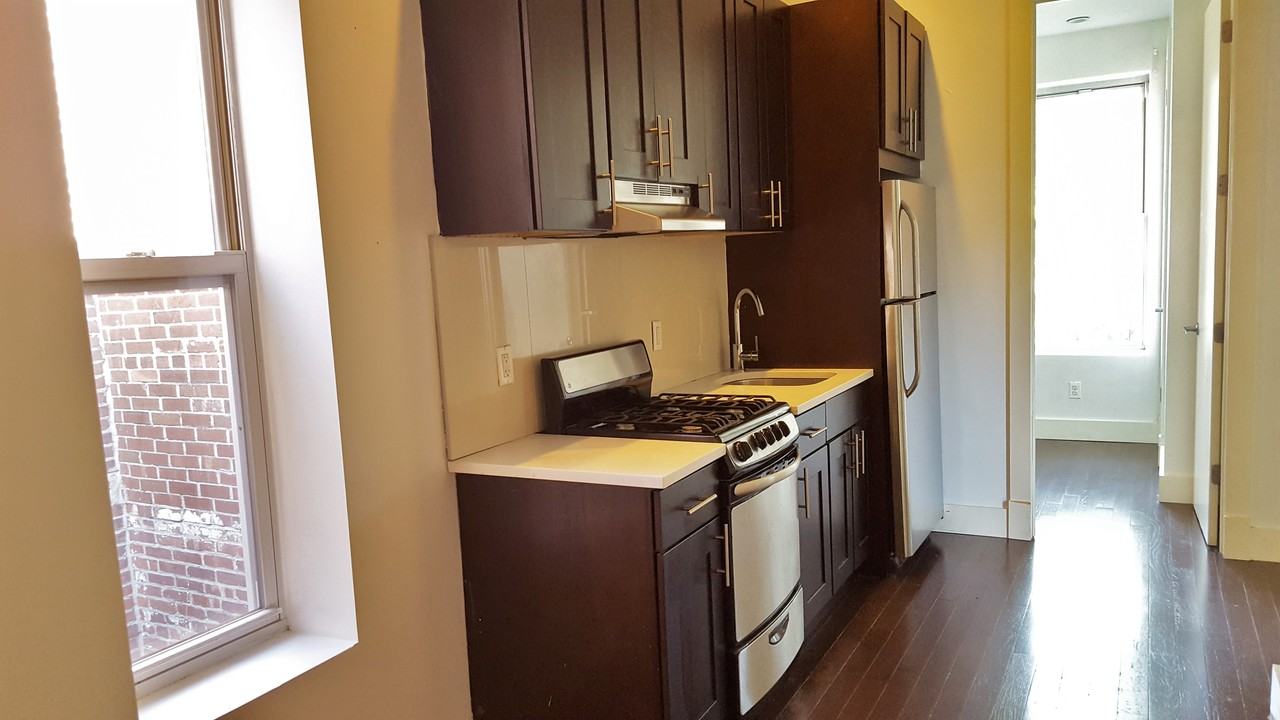 Quincy St & Tompkins Ave #4B