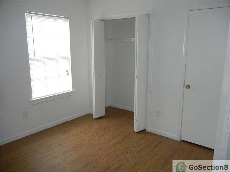 806 LaSalle Ave - Photo 3 of 5