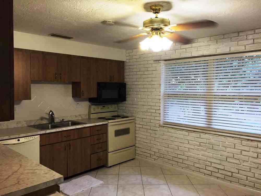 4515 Beacon Dr - Photo 2 of 9