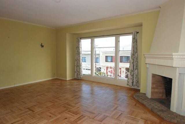 326 Oxford St - Photo 2 of 10