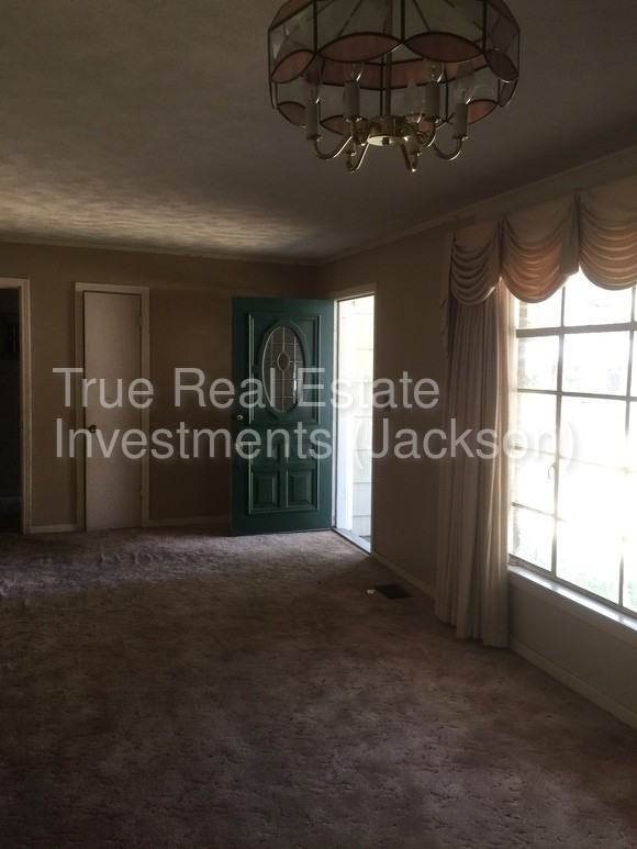 206 Maywood Cir - Photo 2 of 9