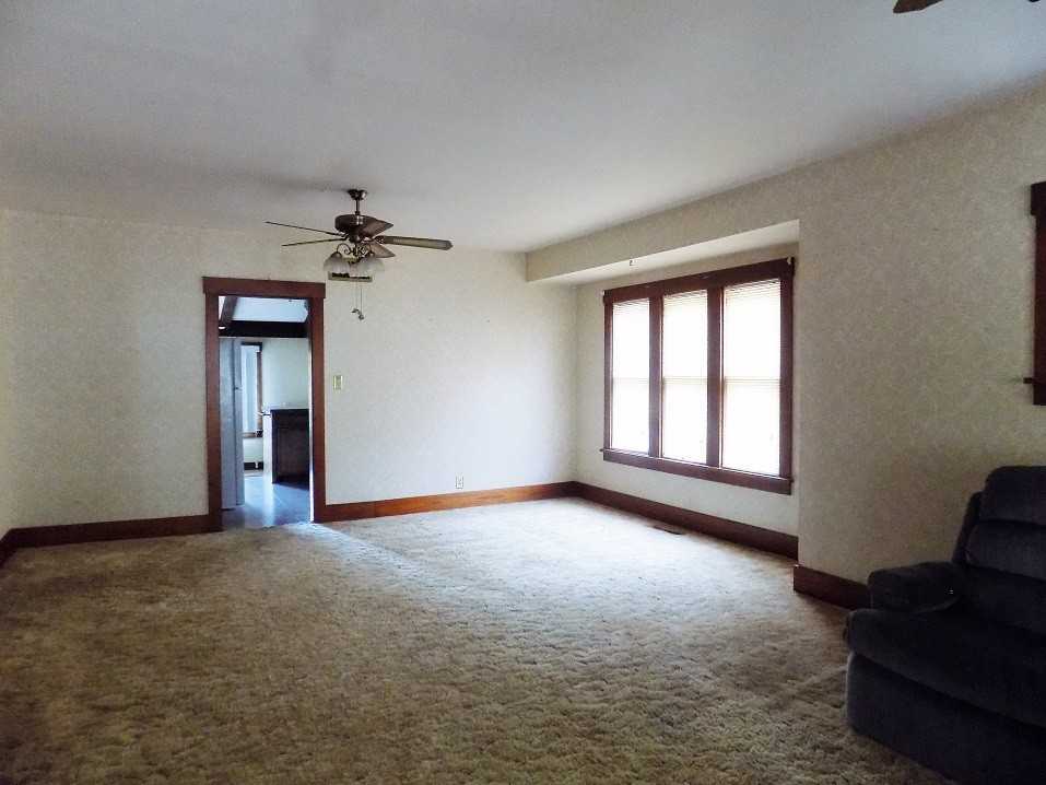 722 W 8th St - Photo 2 of 12