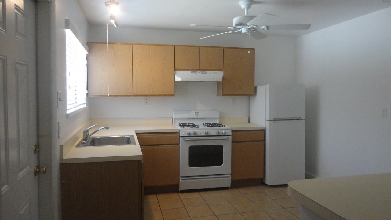 810 Magnolia St - Photo 2 of 7