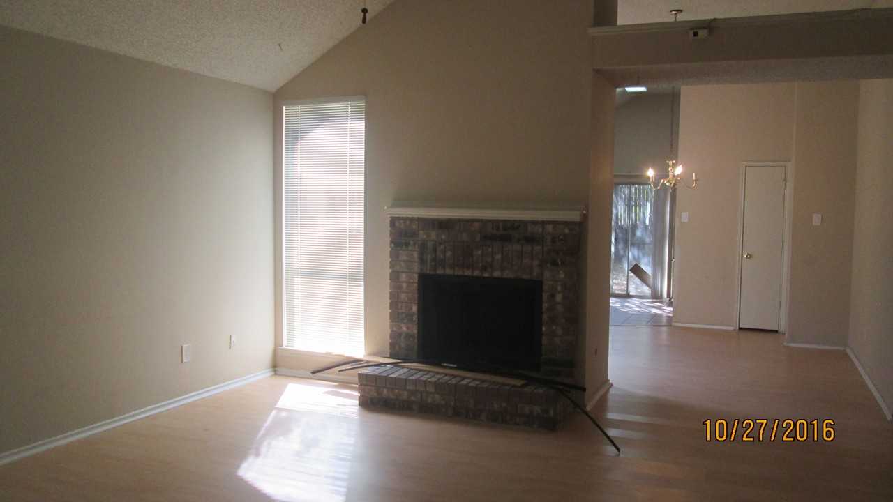 1157 Calvert Dr - Photo 2 of 10