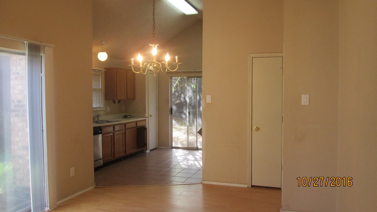 1157 Calvert Dr - Photo 3 of 10